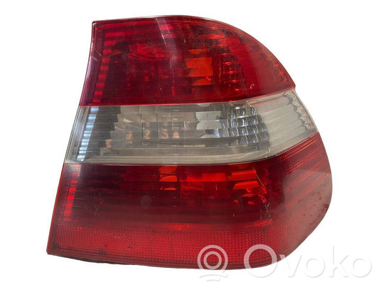 Задний фонарь в кузове