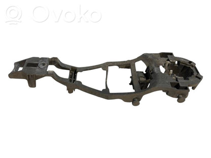 Priekšpusē turētājs / kronšteins ārējam atvēršanas rokturim