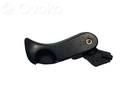 Dzinēja pārsega attaisīšanas rokturītis