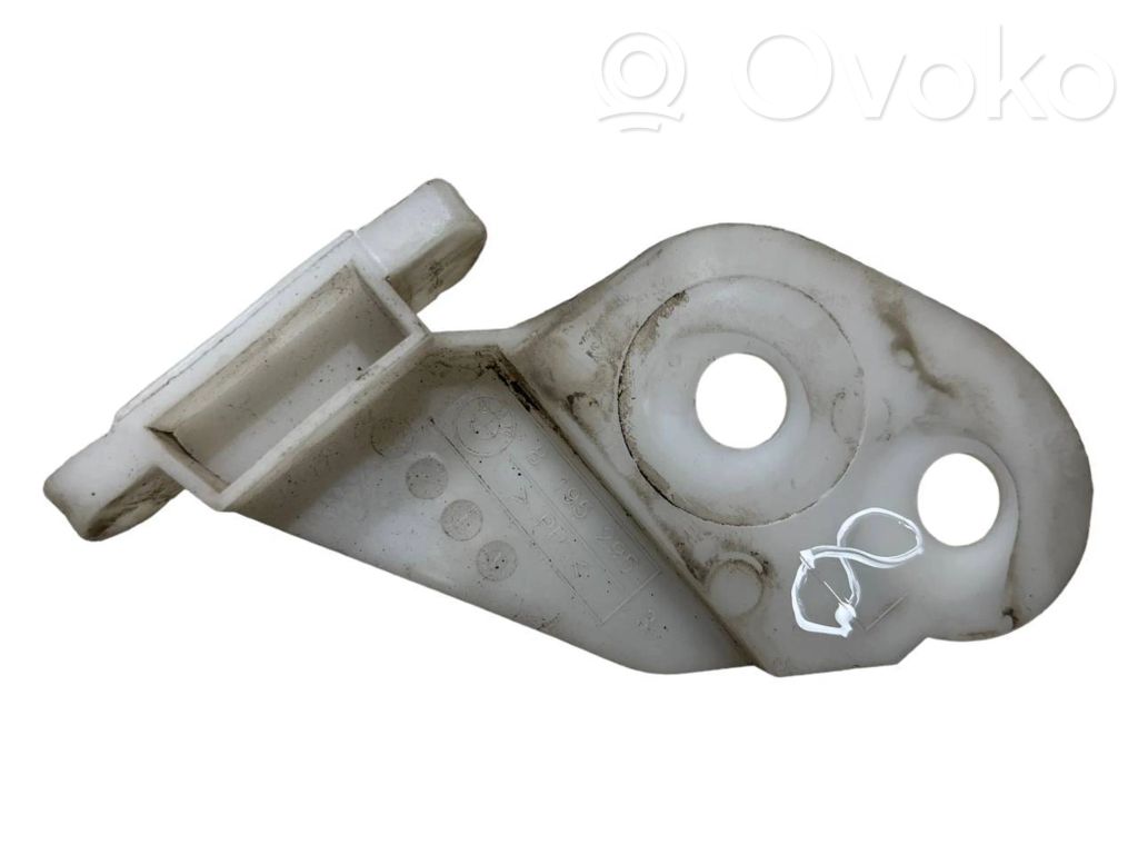 Priekšpusē bampera turētājs