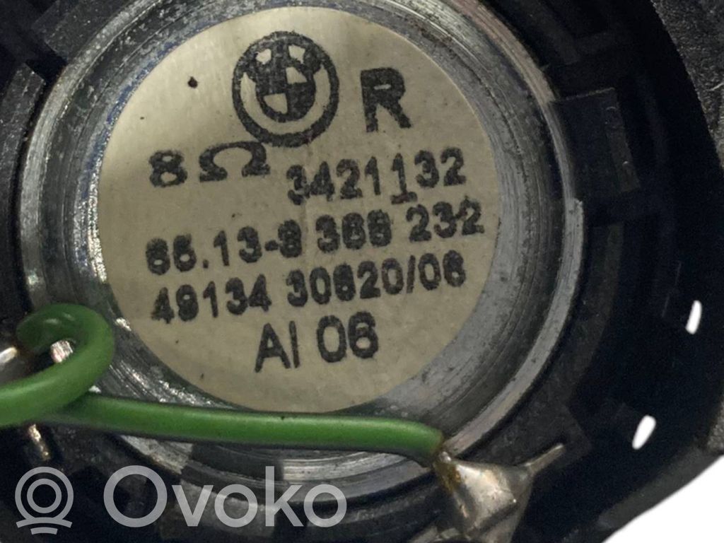 Augsto frekvenču skaļrunis (-i) priekšējās durvīs