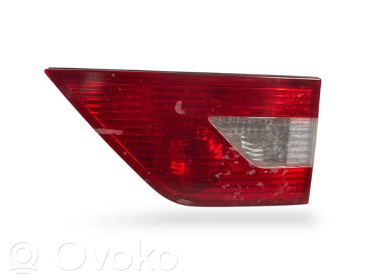 Aizmugurējais lukturis pārsegā