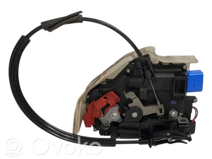 Priekšpusē slēdzene