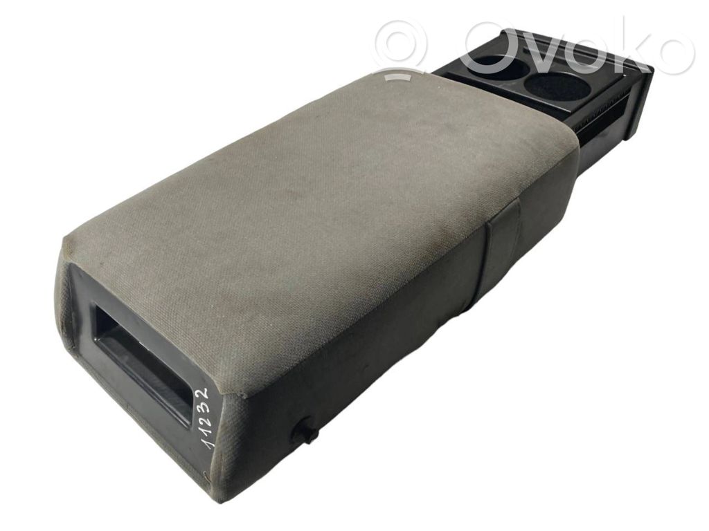 Glāžu turētājs (aizmugurē)