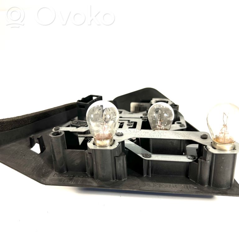 Держатель крышки заднего фонаря