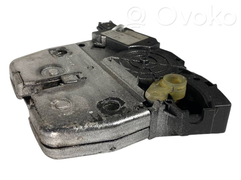 Aizmugurējā pārsega slēdzene