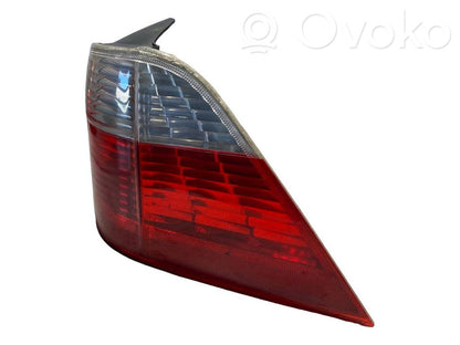 Aizmugurējais lukturis virsbūvē