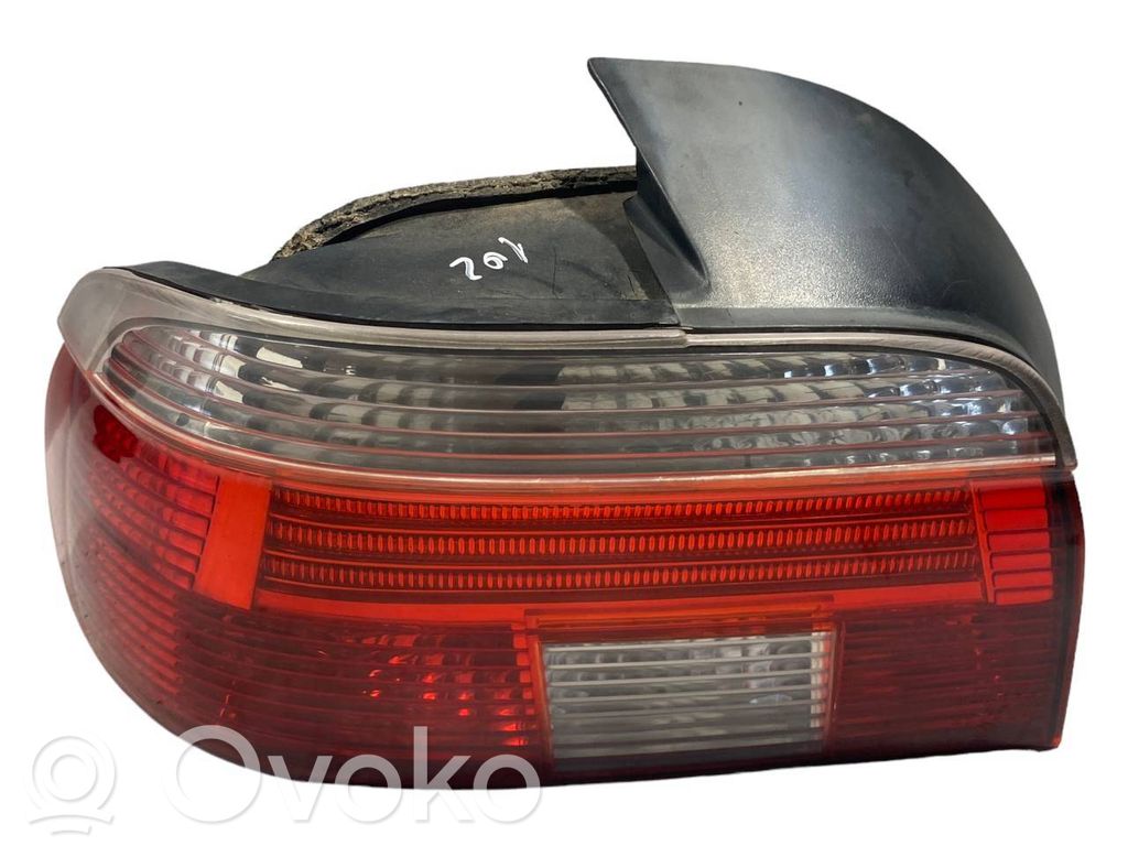 Aizmugurējais lukturis virsbūvē