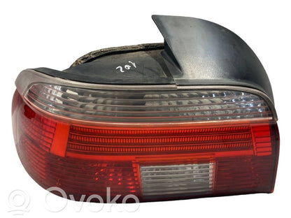 Aizmugurējais lukturis virsbūvē