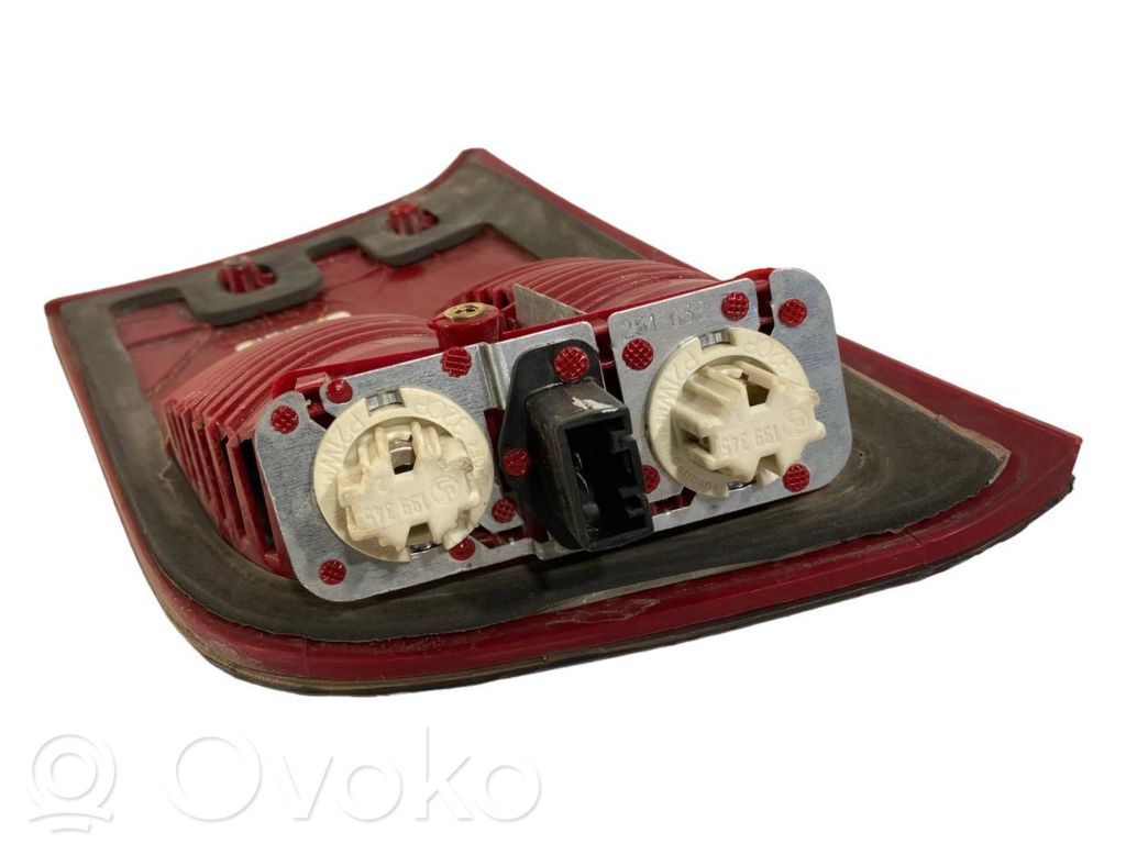 Aizmugurējais lukturis pārsegā