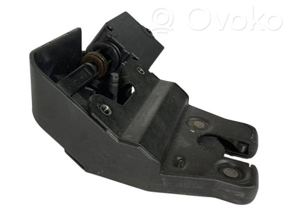 Aizmugurējā pārsega slēdzene