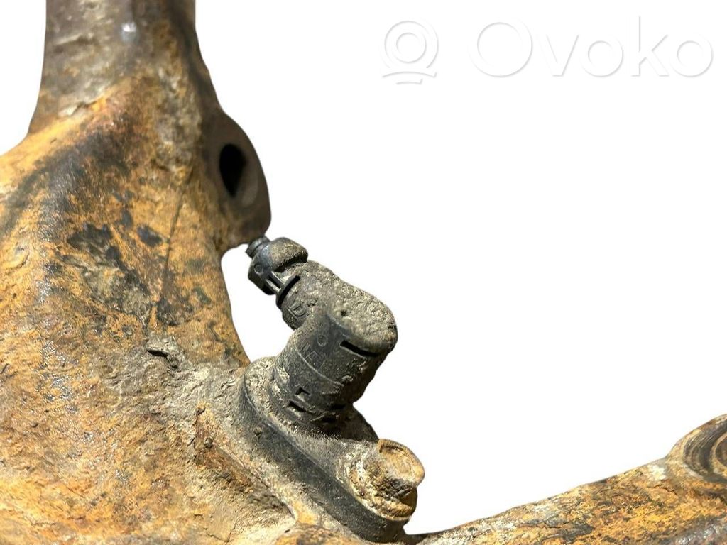 Priekšējā riteņa rumbas vārpstas šarnīrs (stupica, capfa)