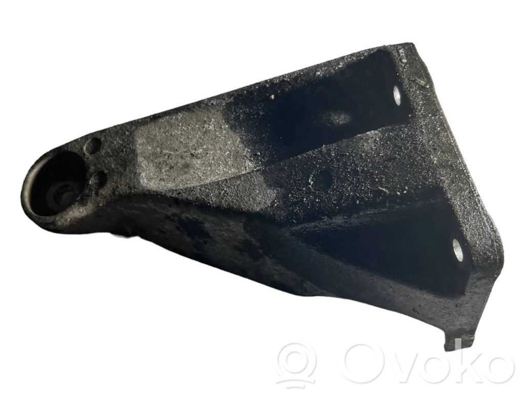 Engine mounting bracket