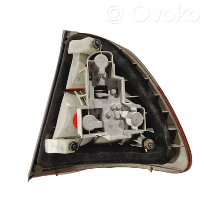 Задний фонарь в кузове