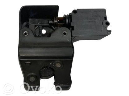 Aizmugurējā pārsega slēdzene