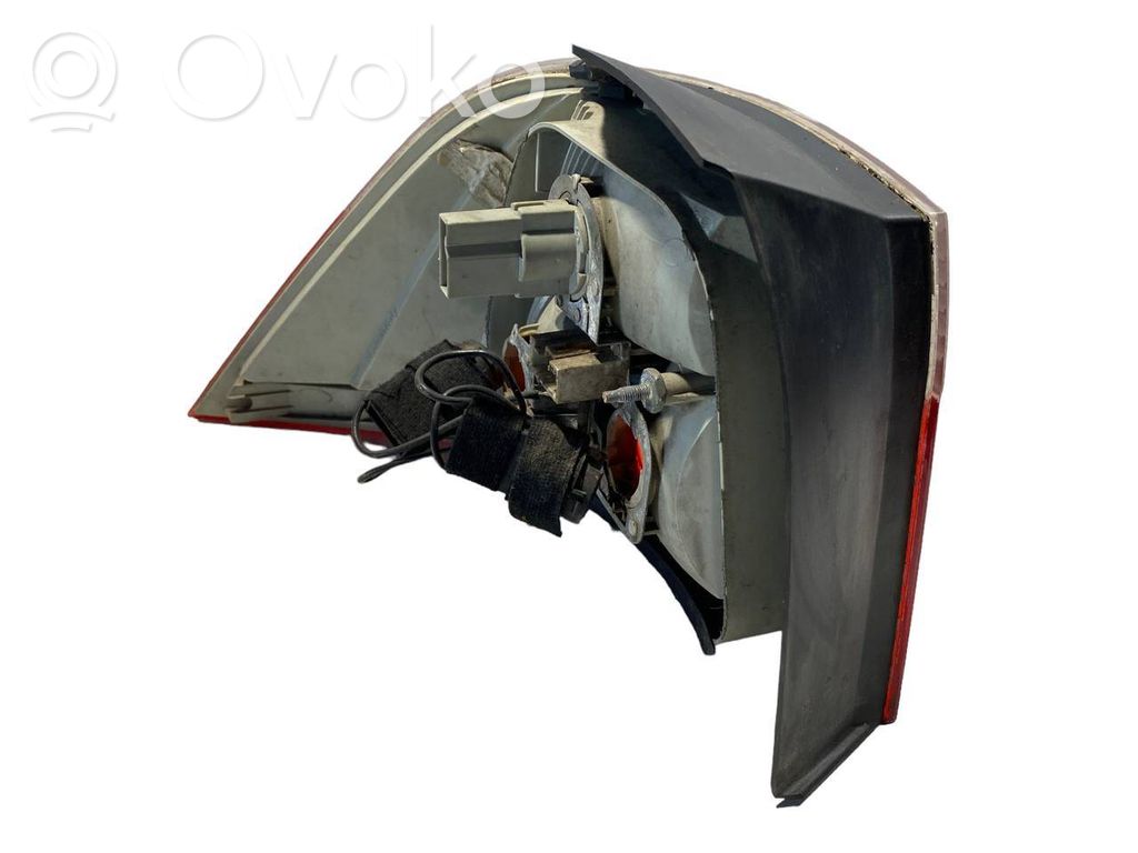 Aizmugurējais lukturis virsbūvē