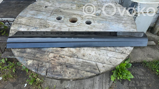 Priekšpusē durvju dekoratīvā apdare (moldings)