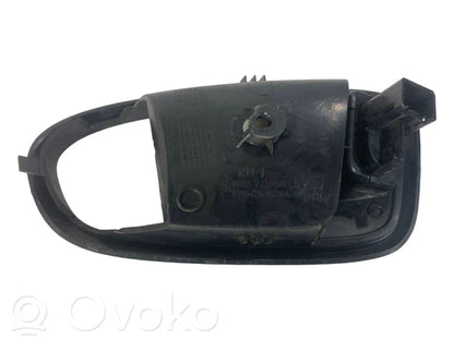 Priekšpusē durvju roktura vāciņš