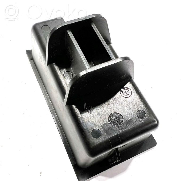 Pelnutrauks (aizmugurē)