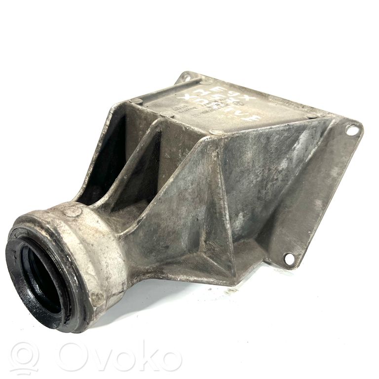 Кронштейн подшипника полуосевой муфты