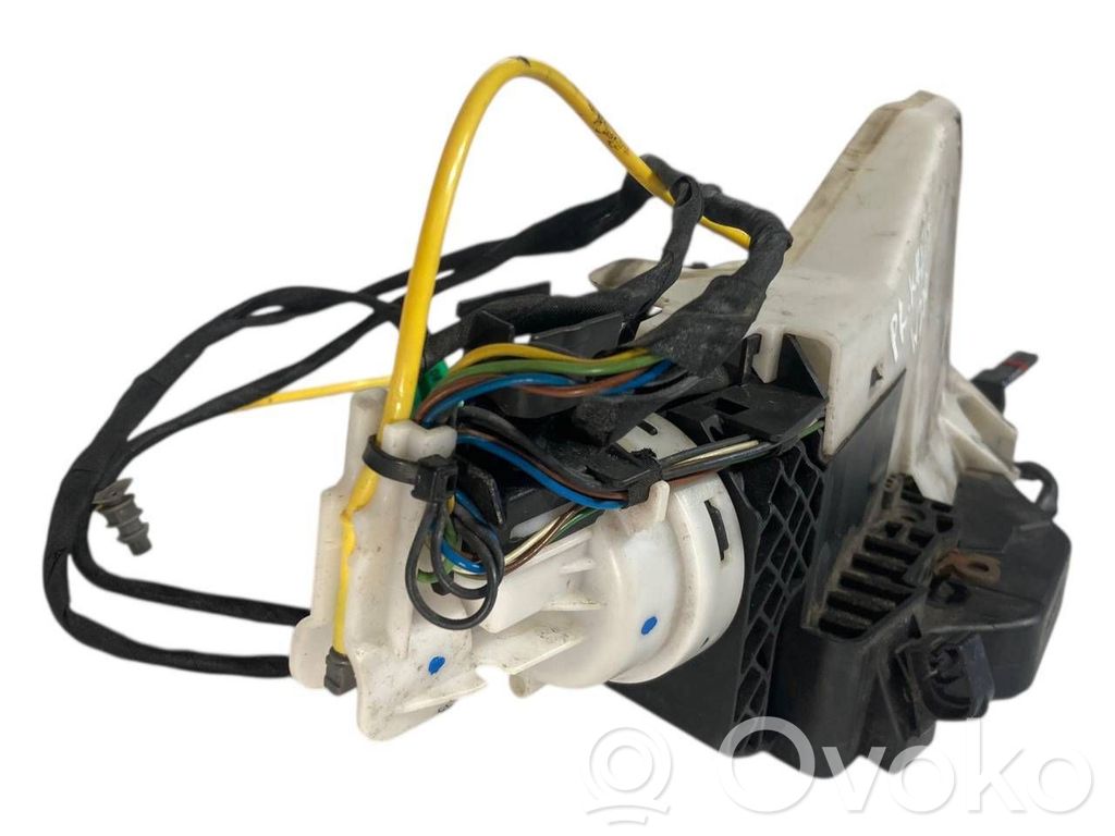 Priekšpusē slēdzene