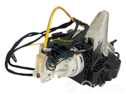 Priekšpusē slēdzene