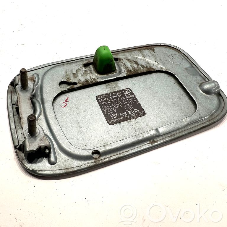 Dekoratīvā apdare pie degvielas tvertnes vāciņa