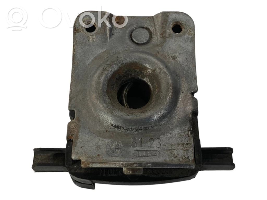 Dzinēja pārsega slēdzene