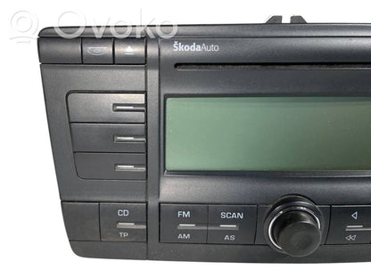 Radio / CD/DVD atskaņotājs / navigācija