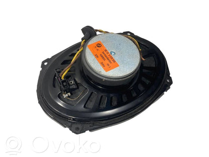 Skaļrunis (-i) aizmugurējā palodzē