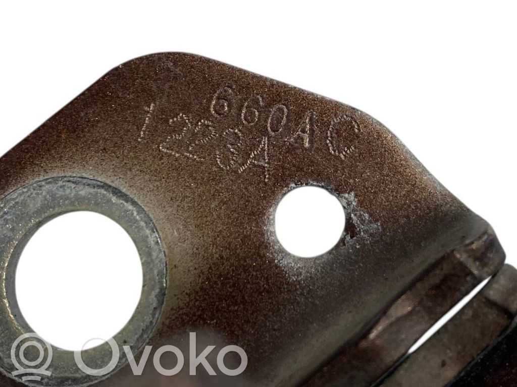 Priekšpusē augšējā vira (eņģe)