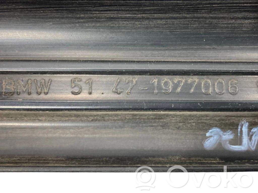 Priekšējā sliekšņa dekoratīvā apdare (iekšējā)