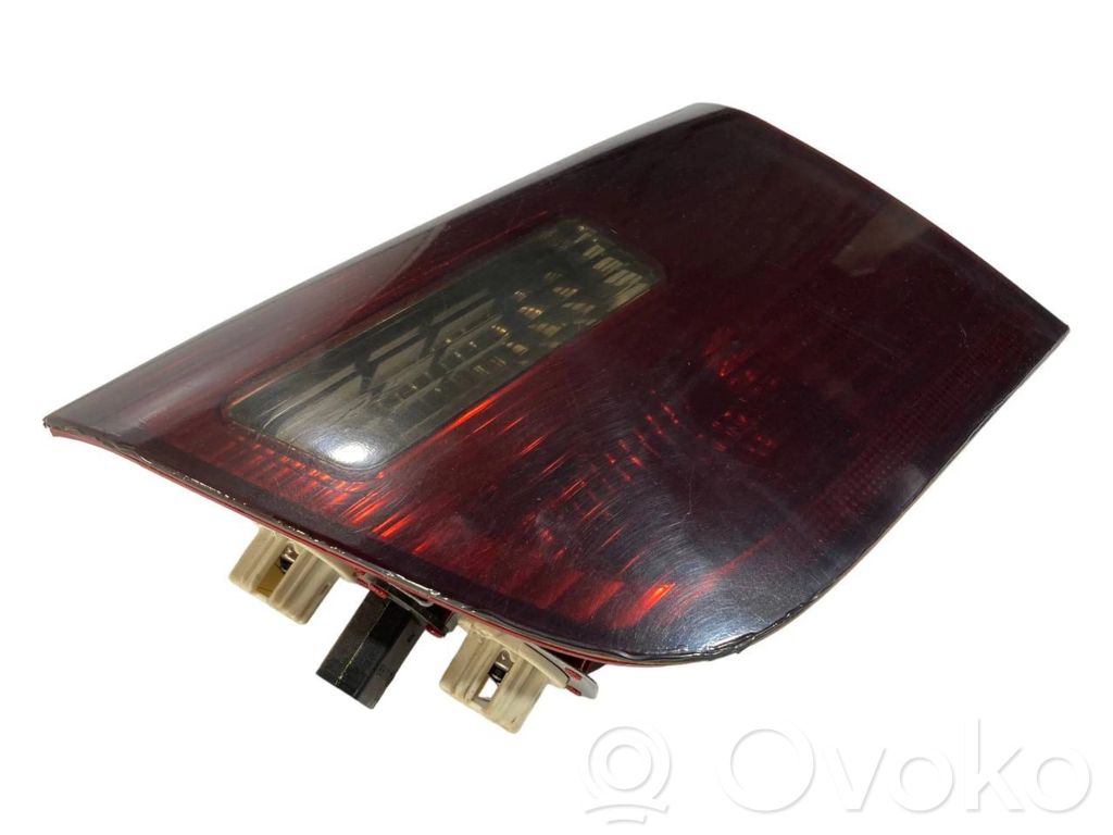 Aizmugurējais lukturis pārsegā