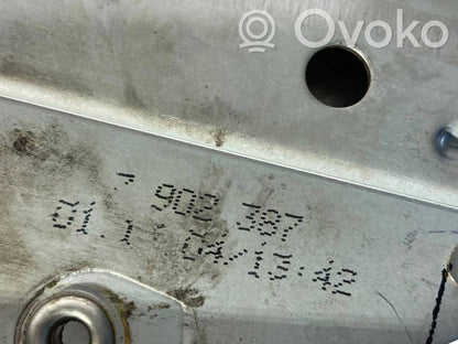 Rokas bremzes mehānisms (salonā)