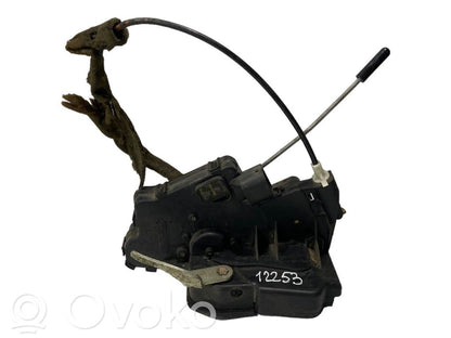 Priekšpusē slēdzene