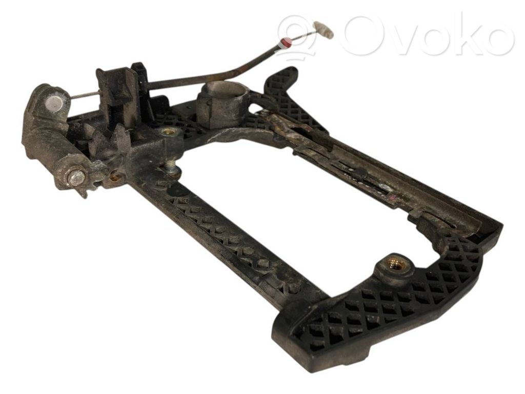 Priekšpusē turētājs / kronšteins ārējam atvēršanas rokturim