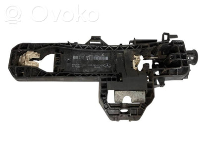 Priekšpusē turētājs / kronšteins ārējam atvēršanas rokturim