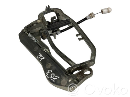 Priekšpusē turētājs / kronšteins ārējam atvēršanas rokturim