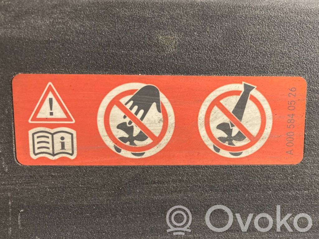 Dzinēja pārsega slēdzenes dekoratīvā apdare