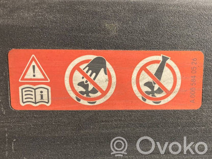 Dzinēja pārsega slēdzenes dekoratīvā apdare