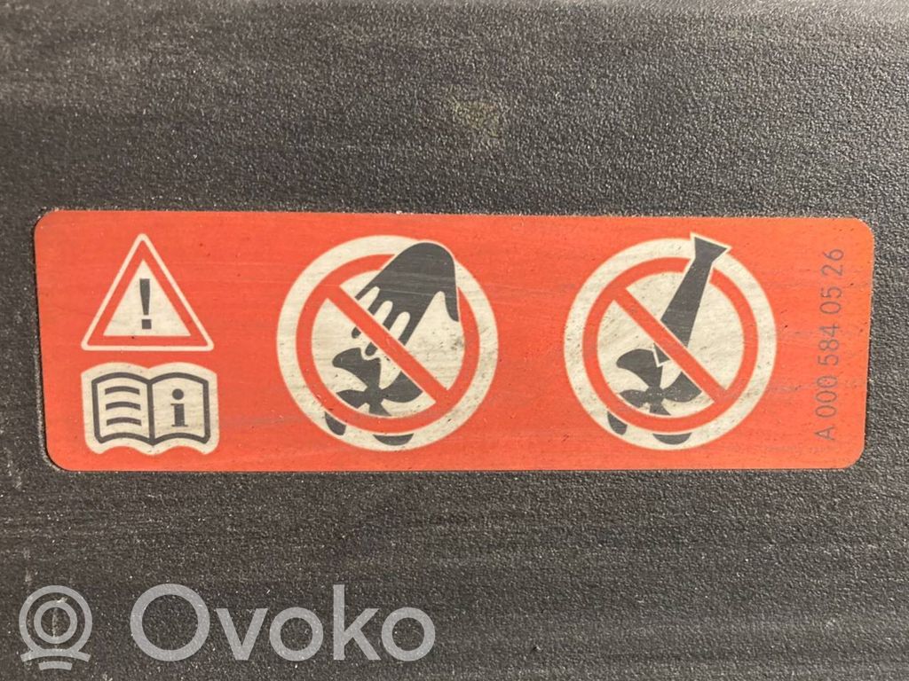 Dzinēja pārsega slēdzenes dekoratīvā apdare