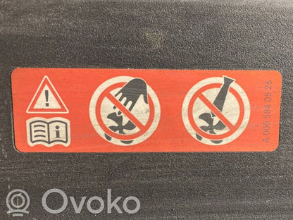 Dzinēja pārsega slēdzenes dekoratīvā apdare