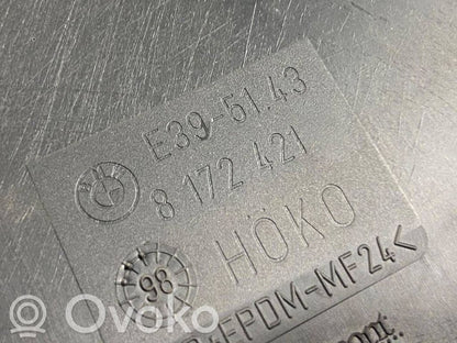 (B) statņa dekoratīvā apdare (apakšdaļa)