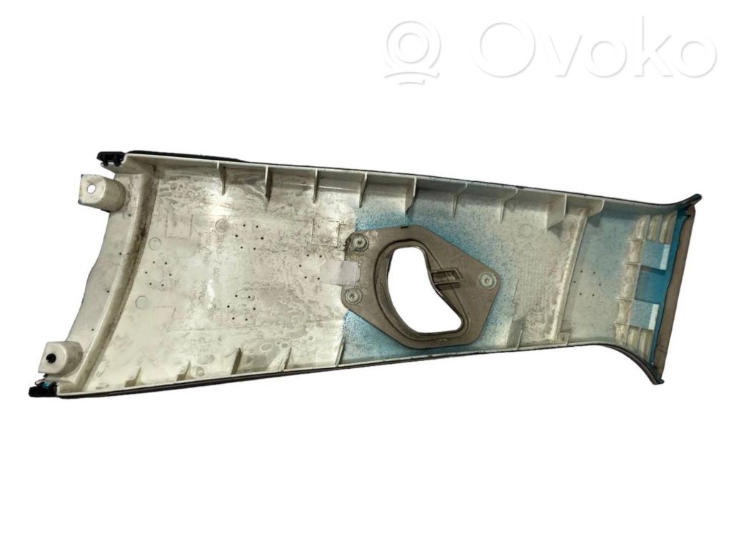 (B) statņa dekoratīvā apdare (augšdaļa)