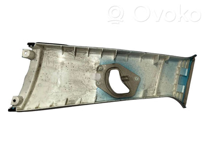 (B) statņa dekoratīvā apdare (augšdaļa)