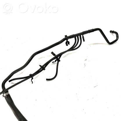 Caurulīte (-es) / šļūtene (-es)