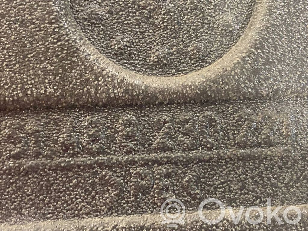 Cita veida aizmugurē durvju dekoratīvās apdares detaļas