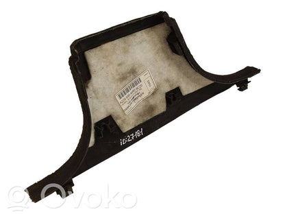 (B) statņa dekoratīvā apdare (apakšdaļa)