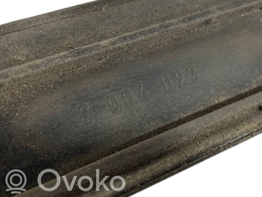 Priekšpusē durvju dekoratīvā apdare (moldings)