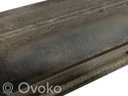 Priekšpusē durvju dekoratīvā apdare (moldings)